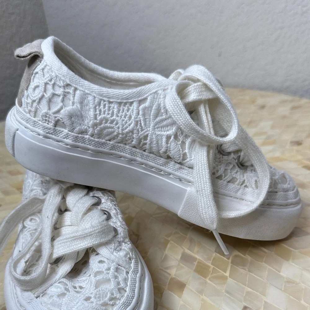 Kids White Lace Sneakers kid’s size 29 (toddler 5)